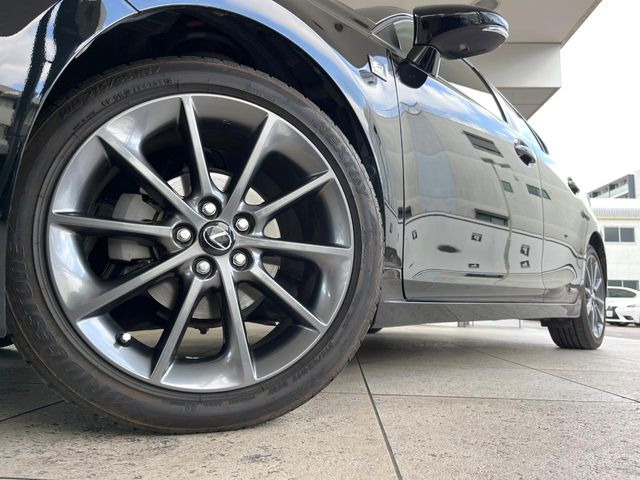 �y����17�C���`�A���~�z�C�[���z�O�ςɃ}�b�`���������A���~�z�C�[���𑕒����Ă���܂��B�e��ЊO�A���~�z�C�[����A�X�^�b�h���X�^�C�����戵�����Ă���܂��B���񂲑��k����������