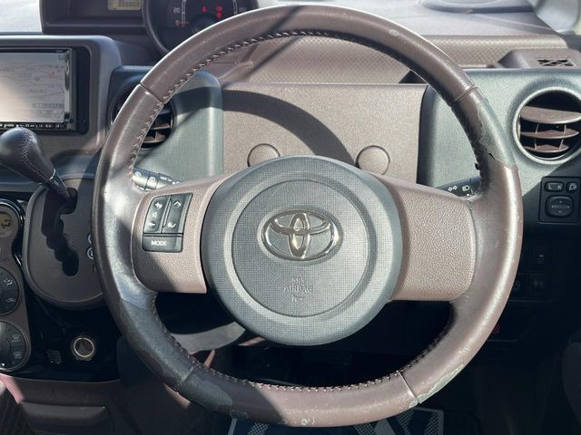 �C���e���A�ɍ��킹���f�U�C���̃X�e�A�����O�́A�^�]�������̂��Ƃ��l���A�^�]���₷���`��A�傫���ł��B�����x�A���ۂɐG���Ă��m���߂��������B