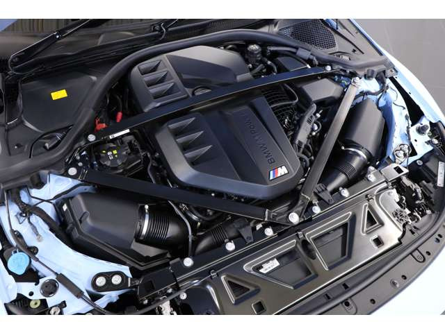 480ps�A600Nm�𔭊�������A����6�C���c�C���^�[�{�G���W�����ځB���\�I�ȃT�E���h�ƂƂ��ɋ���ȃp���[��̊����邱�Ƃ��ł��܂��B