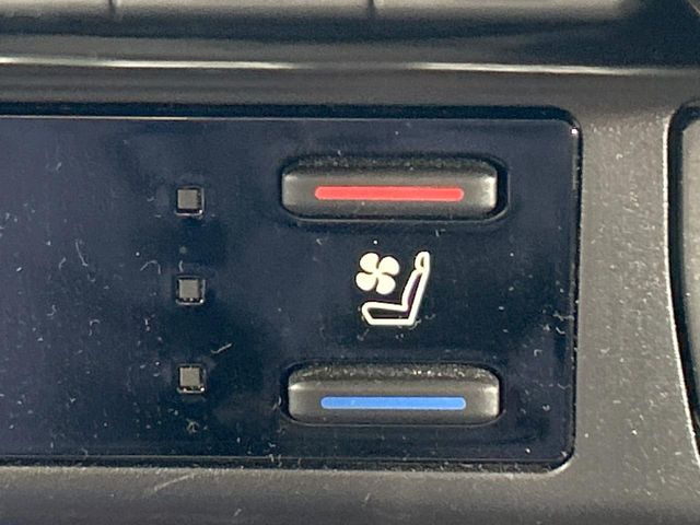 【シートベンチレーション】夏場は涼しい風でお尻や背中の熱やムレを防ぎ、冬はエアコンよりも早く温まってポカポカに!季節を問わず快適に過ごせます。