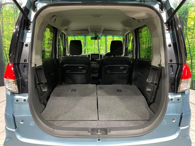 ���i�̂���������ʋ΁A���}���ɏ\���ȉ׎��X�y�[�X���m�ۂ��Ă���܂��B�Z�J���h�V�[�g��|���ƁA�傫�ȉו��̐ύڂ��\�ł���