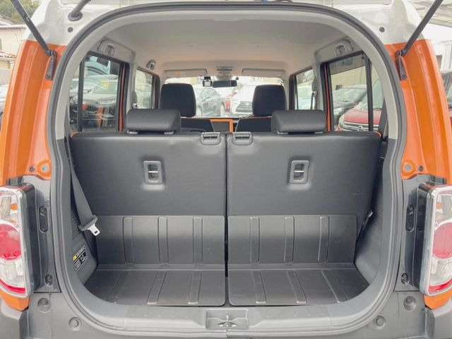 ���i�̂���������ʋ΁A���}���ɏ\���ȉ׎��X�y�[�X���m�ۂ��Ă���܂��B�Z�J���h�V�[�g��|���ƁA�傫�ȉו��̐ύڂ��\�ł���