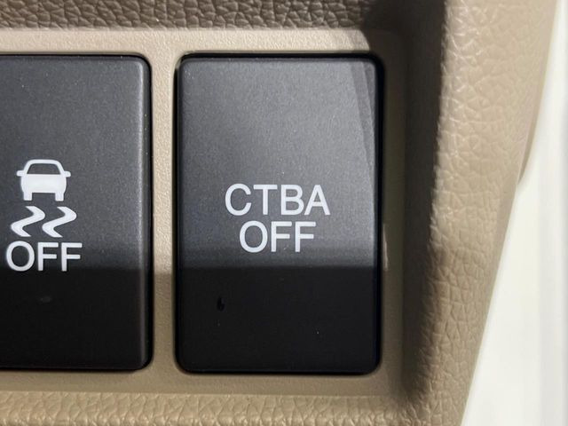 ���s���ɑO���̎ԗ�����F�����A�Փ˂������Ȏ��͌x��ƃu���[�L�ŏՓˉ���Ɣ�Q�y�����A�V�X�g�B�����S�Ƀh���C�u�����y���݂��������܂��B