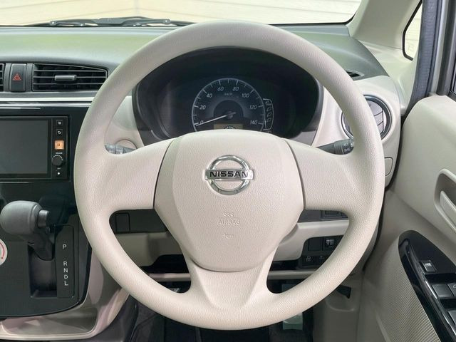 �C���e���A�ɍ��킹���f�U�C���̃X�e�A�����O�́A�^�]�������̂��Ƃ��l���A�^�]���₷���`��A�傫���ł��B�����x�A���ۂɐG���Ă��m���߂��������B