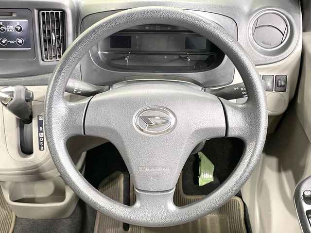 �C���e���A�ɍ��킹���f�U�C���̃X�e�A�����O�́A�^�]�������̂��Ƃ��l���A�^�]���₷���`��A�傫���ł��B�����x�A���ۂɐG���Ă��m���߂��������B