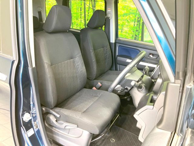 運転席まわりには十分なスペースがあり、大柄な方でもゆったり運転していただける環境です。