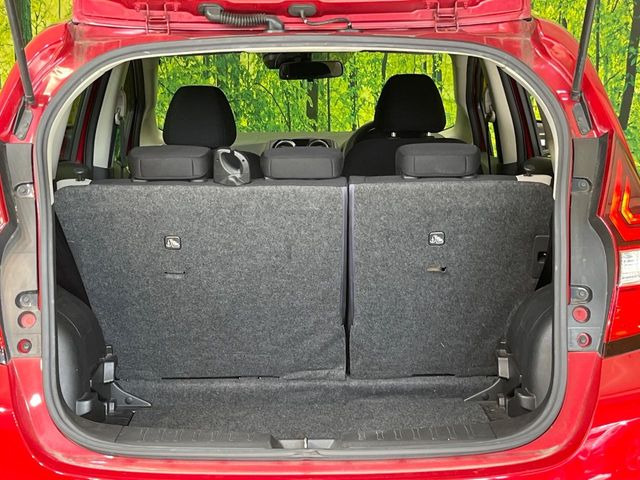 ���i�̂���������ʋ΁A���}���ɏ\���ȉ׎��X�y�[�X���m�ۂ��Ă���܂��B�Z�J���h�V�[�g��|���ƁA�傫�ȉו��̐ύڂ��\�ł���