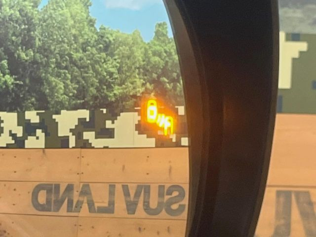 【ブラインドスポットモニター】走行中、ドアミラーの死角になりやすい箇所に後続車が接近するとサイドミラーのレンズに警告を表示!ドライバーに注意喚起をしてくれます。