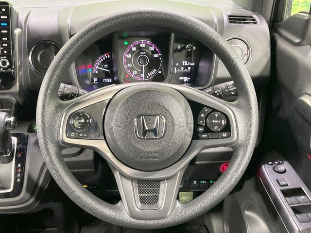 �C���e���A�ɍ��킹���f�U�C���̃X�e�A�����O�́A�^�]�������̂��Ƃ��l���A�^�]���₷���`��A�傫���ł��B�����x�A���ۂɐG���Ă��m���߂��������B