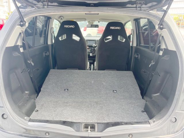 ���i�̂���������ʋ΁A���}���ɏ\���ȉ׎��X�y�[�X���m�ۂ��Ă���܂��B�Z�J���h�V�[�g��|���ƁA�傫�ȉו��̐ύڂ��\�ł���