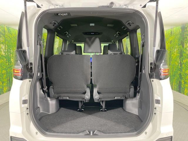 ���i�̂���������ʋ΁A���}���ɏ\���ȉ׎��X�y�[�X���m�ۂ��Ă���܂��B�Z�J���h�V�[�g��|���ƁA�傫�ȉו��̐ύڂ��\�ł���