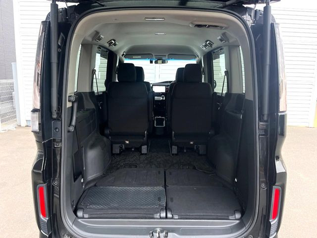 ���i�̂���������ʋ΁A���}���ɏ\���ȉ׎��X�y�[�X���m�ۂ��Ă���܂��B�Z�J���h�V�[�g��|���ƁA�傫�ȉו��̐ύڂ��\�ł���