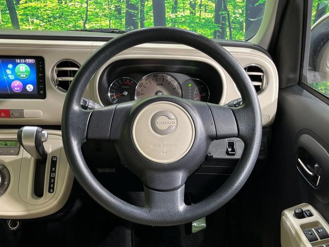 �C���e���A�ɍ��킹���f�U�C���̃X�e�A�����O�́A�^�]�������̂��Ƃ��l���A�^�]���₷���`��A�傫���ł��B�����x�A���ۂɐG���Ă��m���߂��������B