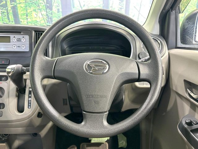 �C���e���A�ɍ��킹���f�U�C���̃X�e�A�����O�́A�^�]�������̂��Ƃ��l���A�^�]���₷���`��A�傫���ł��B�����x�A���ۂɐG���Ă��m���߂��������B