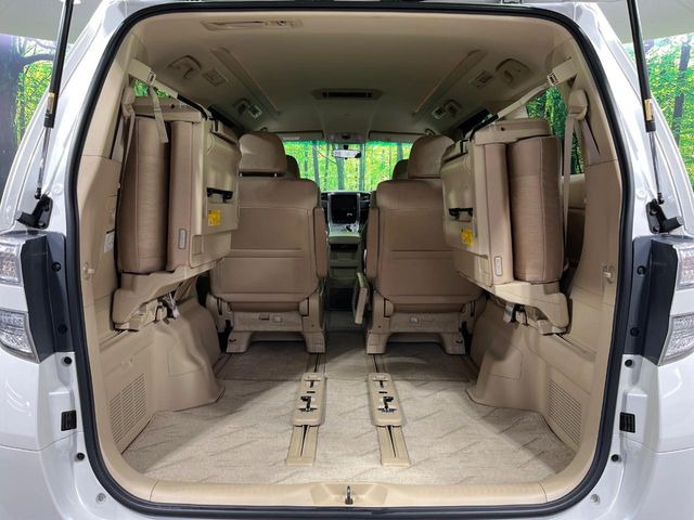 ���i�̂���������ʋ΁A���}���ɏ\���ȉ׎��X�y�[�X���m�ۂ��Ă���܂��B�Z�J���h�V�[�g��|���ƁA�傫�ȉו��̐ύڂ��\�ł���