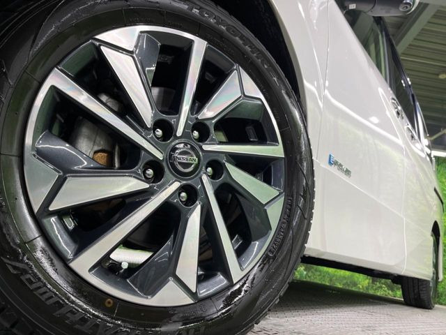 【純正オプション16インチアルミホイール】純正オプションホイールを装着。走行性能の向上に加え、外観もよりスタイリッシュになっています。