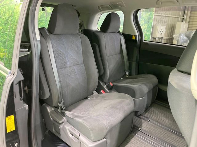 後部座席も気になるようなキズ・汚れやへたり等、大きなダメージはなく、良好な状態です。