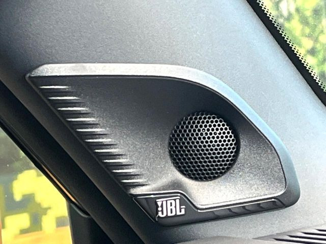 �yJBL�T�E���h�V�X�e���z���[�J�[�I�v�V�����̍��i�ʃT�E���h�V�X�e���𓋍ځB��p�̃`���[�j���O���{���ꂽ�召�l�X�ȃX�s�[�J�[����ǎ��ȃT�E���h���t�ł��A�Տꊴ���ӂ�鉹����Ԃ����o���܂��B