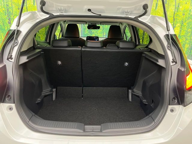 ���i�̂���������ʋ΁A���}���ɏ\���ȉ׎��X�y�[�X���m�ۂ��Ă���܂��B�Z�J���h�V�[�g��|���ƁA�傫�ȉו��̐ύڂ��\�ł���