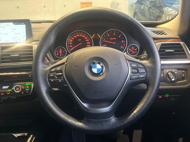 ���}���`�t�@���N�V�����X�e�A�����O:�n���h���̍��E�̃{�^���ŃI�[�f�B�I�̑I���≹�ʂ̒��߂��\�ł��B�n���h�����������������ł���̂ň��S�ł��ˁ�