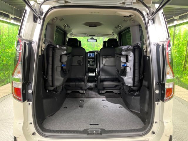 積み下ろしのしやすいデッキにはたっぷりと荷物を積み込んでいただけます。遊びから仕事まで、様々なシーンで頼れます♪