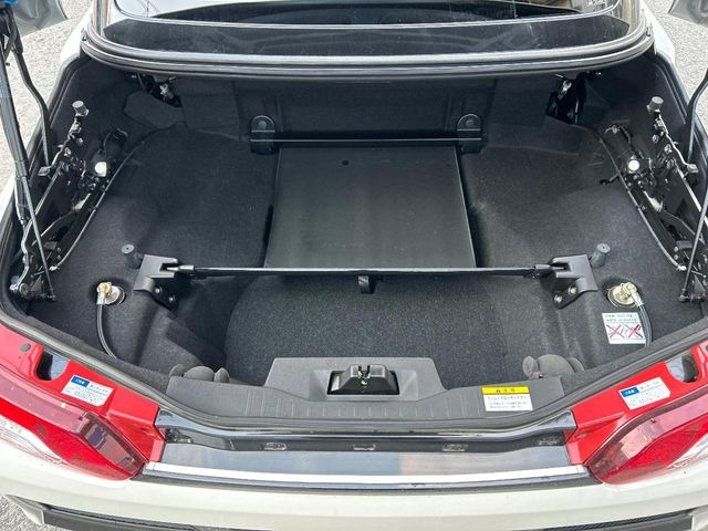 ���i�̂���������ʋ΁A���}���ɏ\���ȉ׎��X�y�[�X���m�ۂ��Ă���܂��B�Z�J���h�V�[�g��|���ƁA�傫�ȉו��̐ύڂ��\�ł���