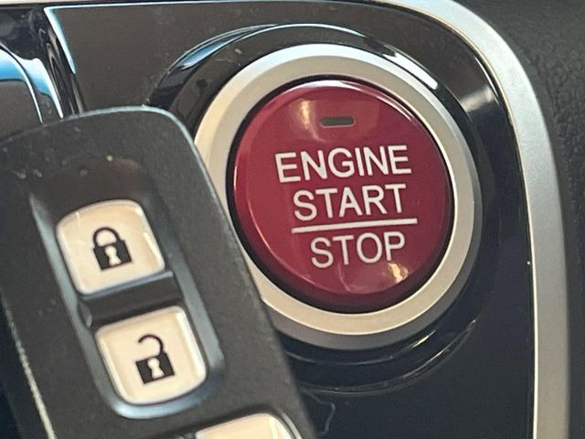 �yHonda�X�}�[�g�L�[�z�J�o����|�P�b�g�ɓ��ꂽ�܂܂ł��h�A�̎{���E�������\�ȃX�}�[�g�L�[�𑕔��B�G���W���̃I���E�I�t�����J�M�����o���K�v����������Ƃ��Ă��֗��ł���