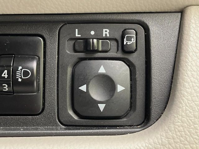 �y�d���i�[�~���[�z�T�C�h�~���[�͓d���i�[���ƂȂ��Ă���A�������ԏ�ł��L�Y�������X�N��}�����܂��B