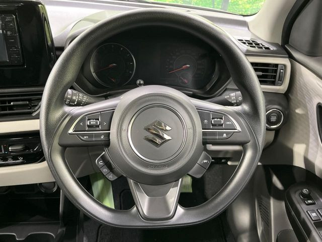 �C���e���A�ɍ��킹���f�U�C���̃X�e�A�����O�́A�^�]�������̂��Ƃ��l���A�^�]���₷���`��A�傫���ł��B�����x�A���ۂɐG���Ă��m���߂��������B