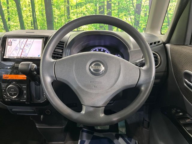 �C���e���A�ɍ��킹���f�U�C���̃X�e�A�����O�́A�^�]�������̂��Ƃ��l���A�^�]���₷���`��A�傫���ł��B�����x�A���ۂɐG���Ă��m���߂��������B