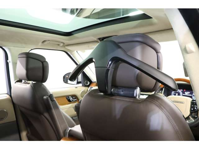 ��������C�M���X�Ԃ炵���A�N�Z�T���[���t������Ă���܂��B�X�[�c��܂�Ȃ����Ɋ|������n���K�[�ŁA���ł��s���ƐL�т��X�[�c�𒅗p���t�H�[�}���ɖړI�n�ɂ��ǂ蒅�����Ƃ��ł��܂��B