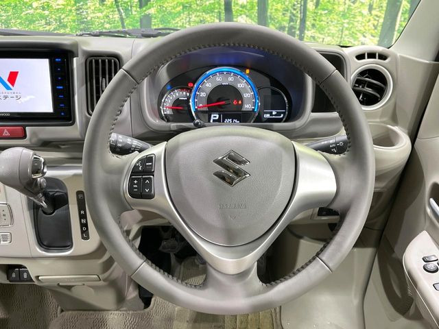 �C���e���A�ɍ��킹���f�U�C���̃X�e�A�����O�́A�^�]�������̂��Ƃ��l���A�^�]���₷���`��A�傫���ł��B�����x�A���ۂɐG���Ă��m���߂��������B