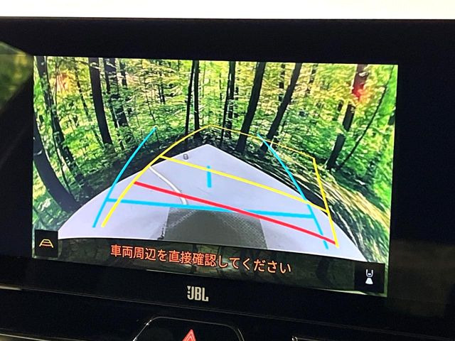 【バックカメラ】駐車時に後方がリアルタイム映像で確認できます。大型商業施設や立体駐車場での駐車時や、夜間のバック時に大活躍!運転スキルに関わらず、今や必須となった装備のひとつです!