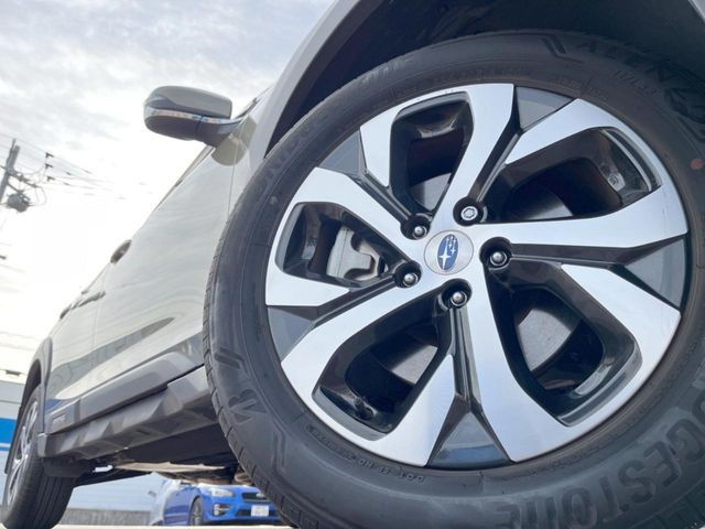 �y����18�C���`�A���~�z�C�[���z�O�ςɃ}�b�`���������A���~�z�C�[���𑕒����Ă���܂��B�e��ЊO�A���~�z�C�[����A�X�^�b�h���X�^�C�����戵�����Ă���܂��B���񂲑��k����������