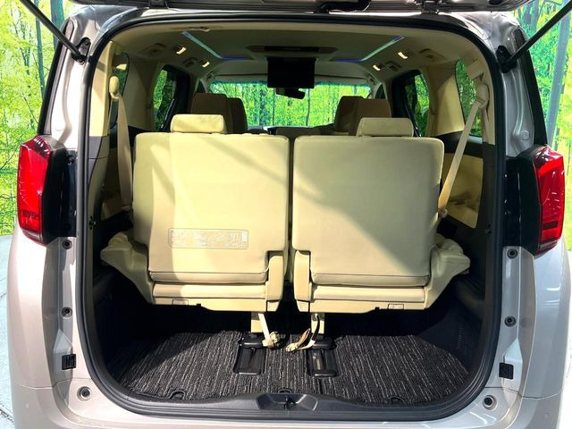 ���i�̂���������ʋ΁A���}���ɏ\���ȉ׎��X�y�[�X���m�ۂ��Ă���܂��B�Z�J���h�V�[�g��|���ƁA�傫�ȉו��̐ύڂ��\�ł���