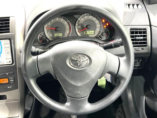 �C���e���A�ɍ��킹���f�U�C���̃X�e�A�����O�́A�^�]�������̂��Ƃ��l���A�^�]���₷���`��A�傫���ł��B�����x�A���ۂɐG���Ă��m���߂��������B