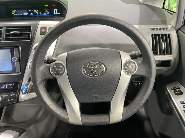 �C���e���A�ɍ��킹���f�U�C���̃X�e�A�����O�́A�^�]�������̂��Ƃ��l���A�^�]���₷���`��A�傫���ł��B�����x�A���ۂɐG���Ă��m���߂��������B