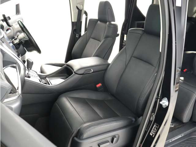 (電動シート)助手席4ウェイパワーシート!また、電動オットマン機能搭載です!上級グレードならではの贅沢装備で人気装備となります。