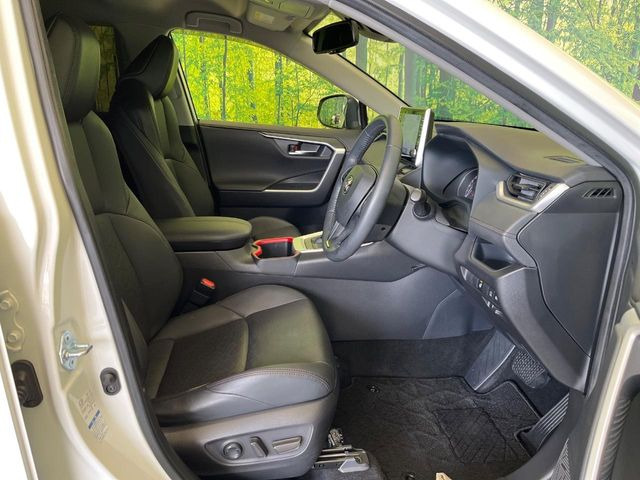 運転席シート廻りは使用感も少なく、良好な状態となっています。前オーナー様が丁寧に使っていたことがよくわかりますね。