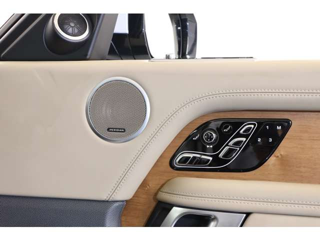 �����f�B�A���T�E���h�̃I�v�V���������ڂ���A�ړ���Ԃ��܂�ŃR���T�[�g�z�[���̂悤�ȋ�Ԃւƕϖe�����܂��B�����̃��[���X���C�X�ٖ̈��������������W���[�o�[�̖��͂����Ђ��̊����������B