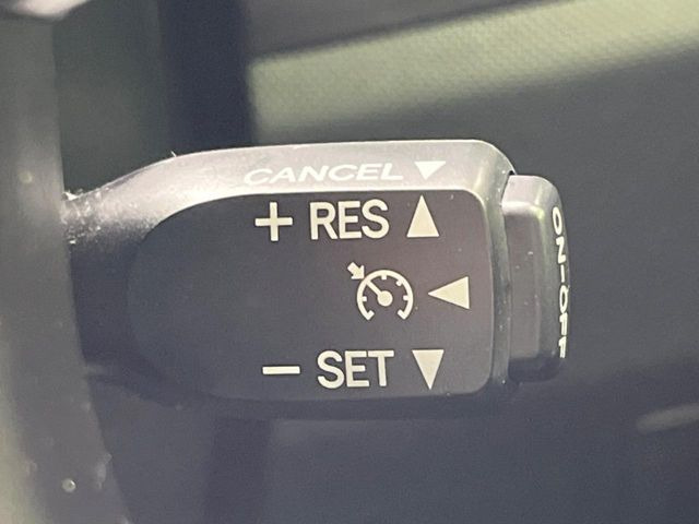 【クルーズコントロール】高速道路もラクラク走行。アクセルを離しても一定速度で走行ができ、長距離運転時の負担を軽減!加速・減速も簡単なスイッチ操作で調整できます。