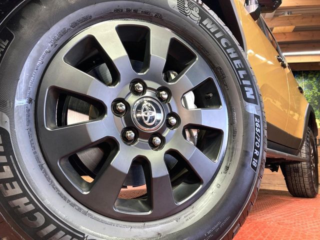 �y����18�C���`�A���~�z�C�[���z�O�ςɃ}�b�`���������A���~�z�C�[���𑕒����Ă���܂��B�e��ЊO�A���~�z�C�[����A�X�^�b�h���X�^�C�����戵�����Ă���܂��B���񂲑��k����������