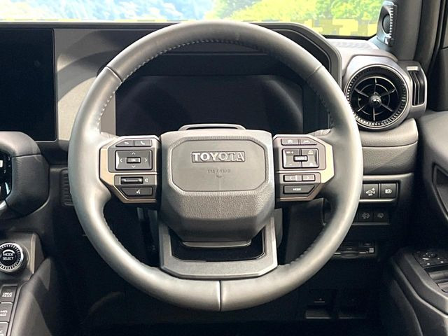 �C���e���A�ɍ��킹���f�U�C���̃X�e�A�����O�́A�^�]�������̂��Ƃ��l���A�^�]���₷���`��A�傫���ł��B�����x�A���ۂɐG���Ă��m���߂��������B