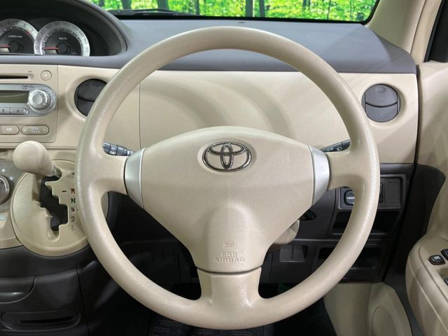 �C���e���A�ɍ��킹���f�U�C���̃X�e�A�����O�́A�^�]�������̂��Ƃ��l���A�^�]���₷���`��A�傫���ł��B�����x�A���ۂɐG���Ă��m���߂��������B