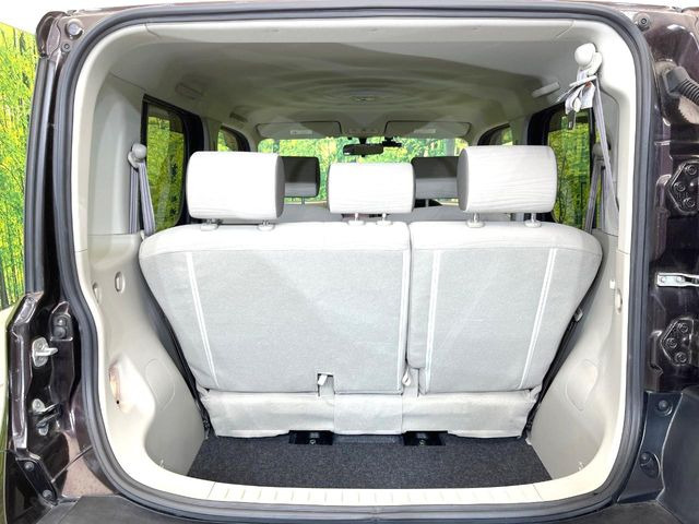 ���i�̂���������ʋ΁A���}���ɏ\���ȉ׎��X�y�[�X���m�ۂ��Ă���܂��B�Z�J���h�V�[�g��|���ƁA�傫�ȉו��̐ύڂ��\�ł���