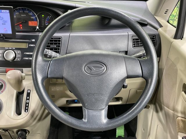 �C���e���A�ɍ��킹���f�U�C���̃X�e�A�����O�́A�^�]�������̂��Ƃ��l���A�^�]���₷���`��A�傫���ł��B�����x�A���ۂɐG���Ă��m���߂��������B