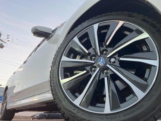 �y����18�C���`�A���~�z�C�[���z�O�ςɃ}�b�`���������A���~�z�C�[���𑕒����Ă���܂��B�e��ЊO�A���~�z�C�[����A�X�^�b�h���X�^�C�����戵�����Ă���܂��B���񂲑��k����������