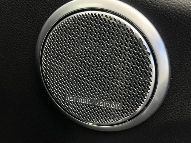 ��harman/kardon�T�E���h�V�X�e��:�I�[�f�B�I��僁�[�J�[����|����v���~�A���X�s�[�J�[�𑕔��B�����̃X�s�[�J�[����A���̗������܂ŕ����鍂�i���ȉ��y�����y���݂��������܂��B