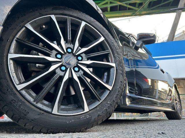 �y����17�C���`�A���~�z�C�[���z�O�ςɃ}�b�`���������A���~�z�C�[���𑕒����Ă���܂��B�e��ЊO�A���~�z�C�[����A�X�^�b�h���X�^�C�����戵�����Ă���܂��B���񂲑��k����������