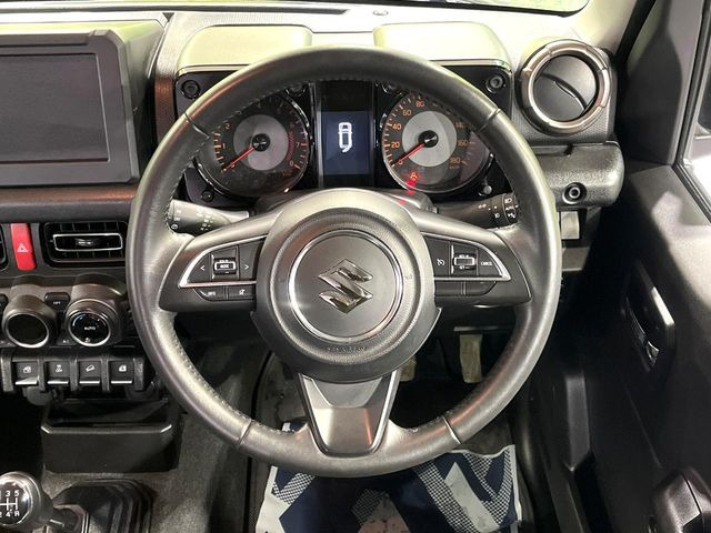 �C���e���A�ɍ��킹���f�U�C���̃X�e�A�����O�́A�^�]�������̂��Ƃ��l���A�^�]���₷���`��A�傫���ł��B�����x�A���ۂɐG���Ă��m���߂��������B